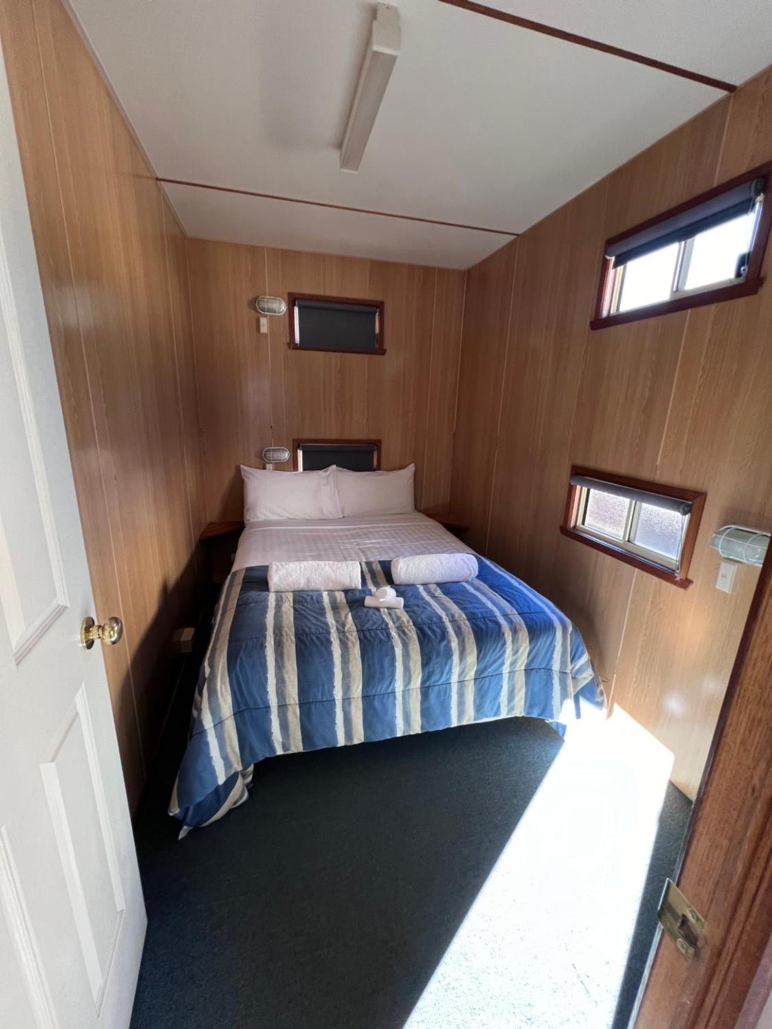 Strahan Beach Tourist Park Room photo